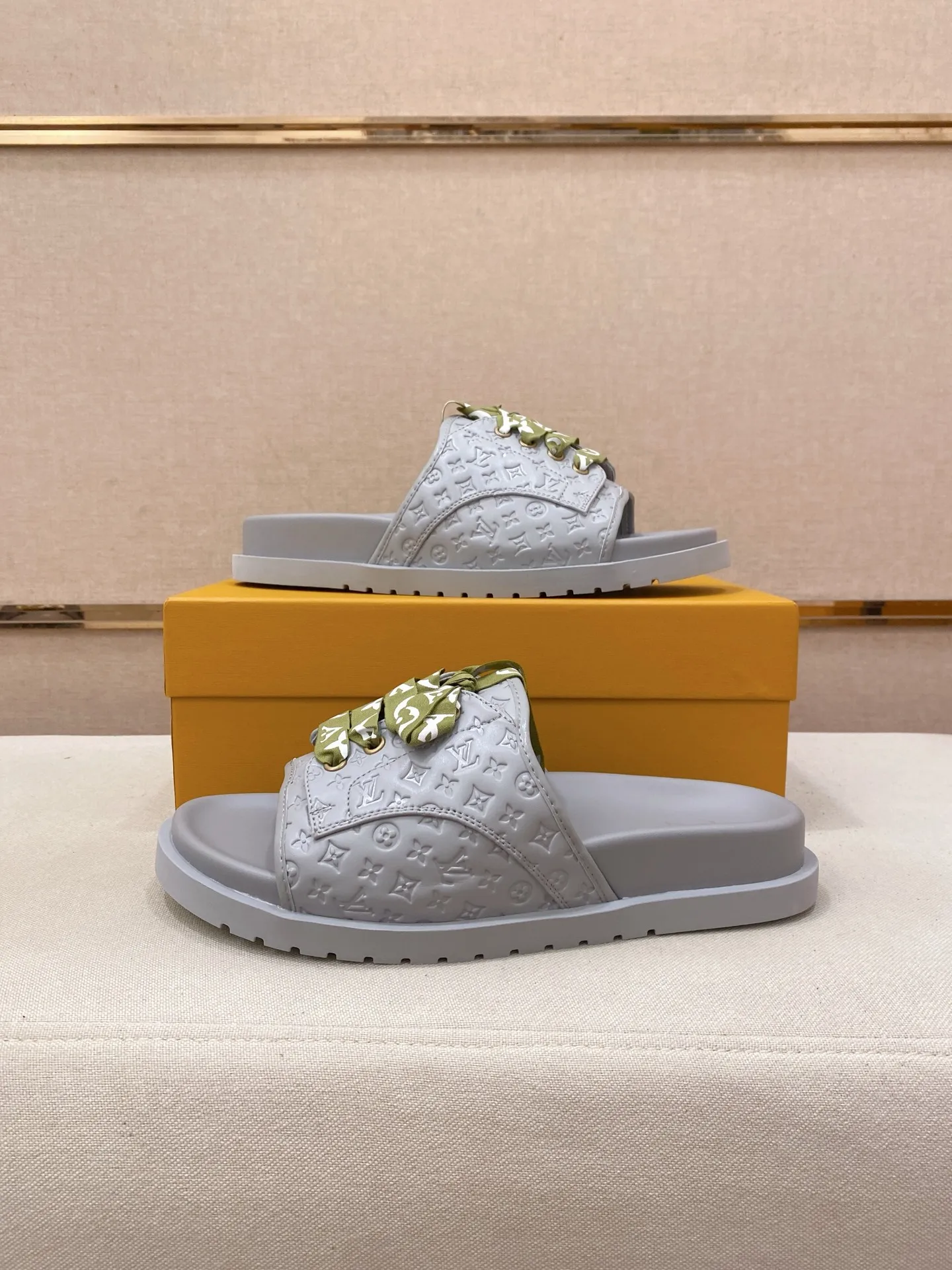 Men's shoes 💰: 340💰Made by LV🔍Top purchasing agents. Men's spring and summer slippers are available at the same counter. The uppers are imported cowhide from Italy, with logo graphics and high-quality craftsmanship. Soles: original soles specially provided by the original factory. Exclusive movable molded soles are super comfortable. Original goods follow orders. 🔍🔍High quality. You can enter and exit the counter at will. Welcome to compare. Size 38-44.